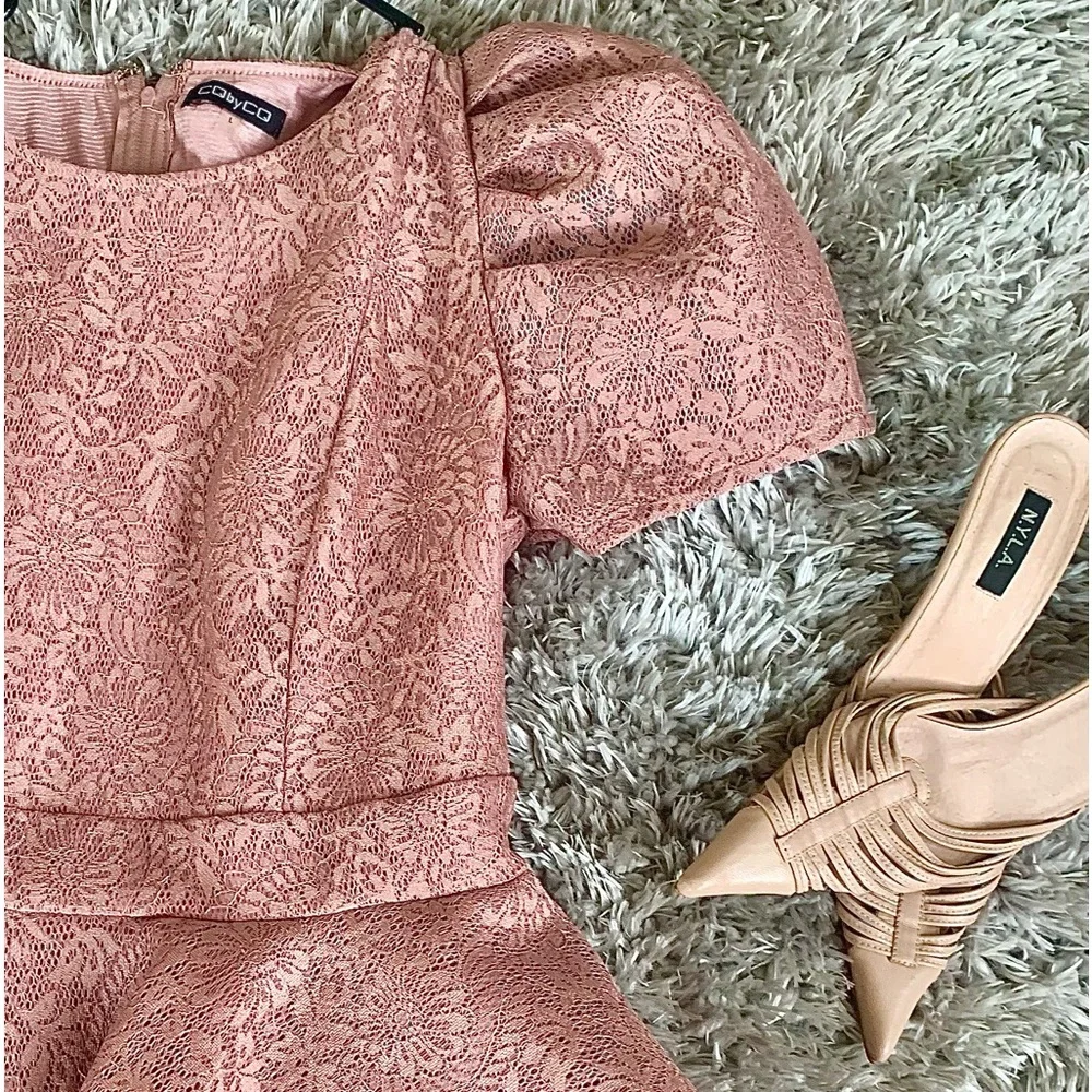 Mauave dress with puff sleeves, ruffled, and double layered - Picture 9 of 11